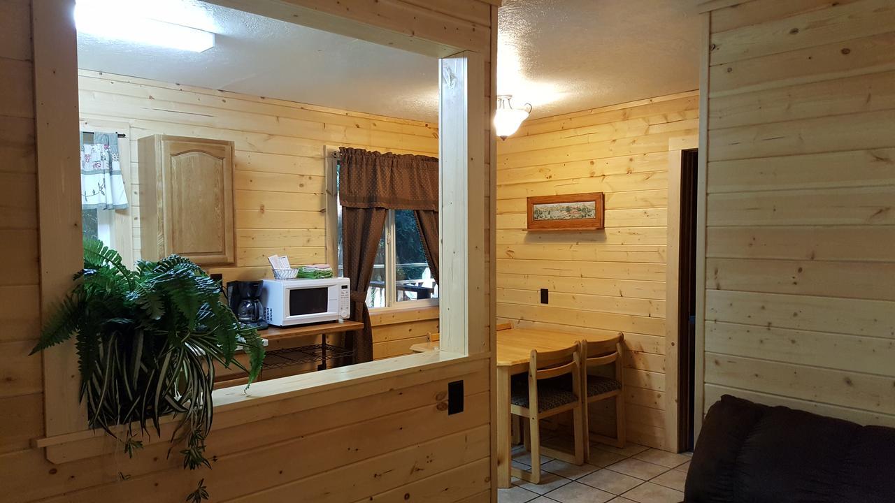 Emerald Forest Cabins Trinidad Exterior photo